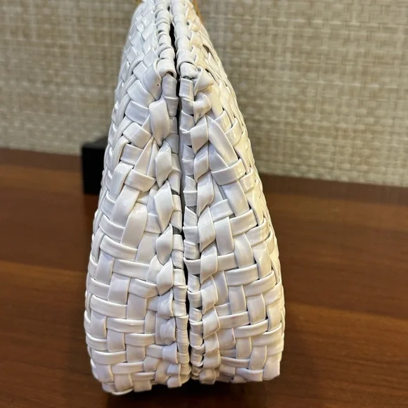 🌟HP🌟VTG 1970s Elegant Danieli White Woven Vinyl Wicker Bag Gold Accents Handbag - Picture 9 of 16